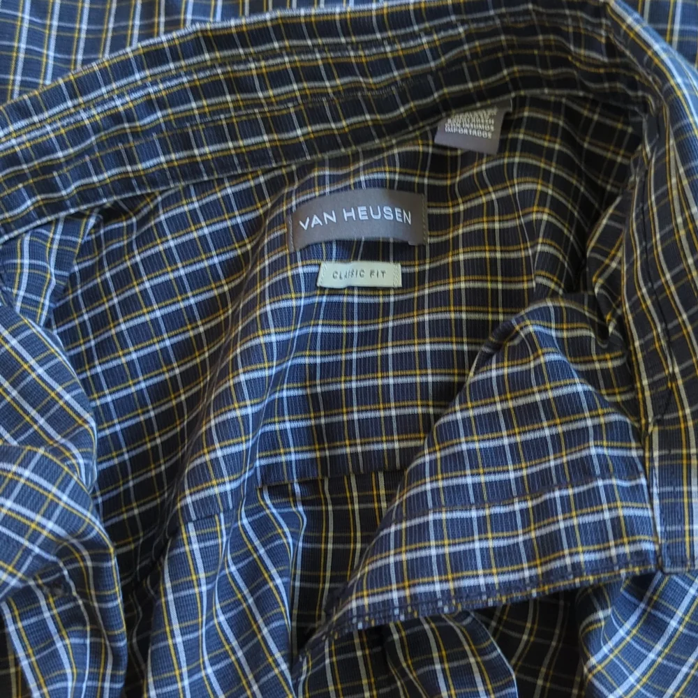 Van Heusen Men's medium dress shirt - Picture 2 of 6